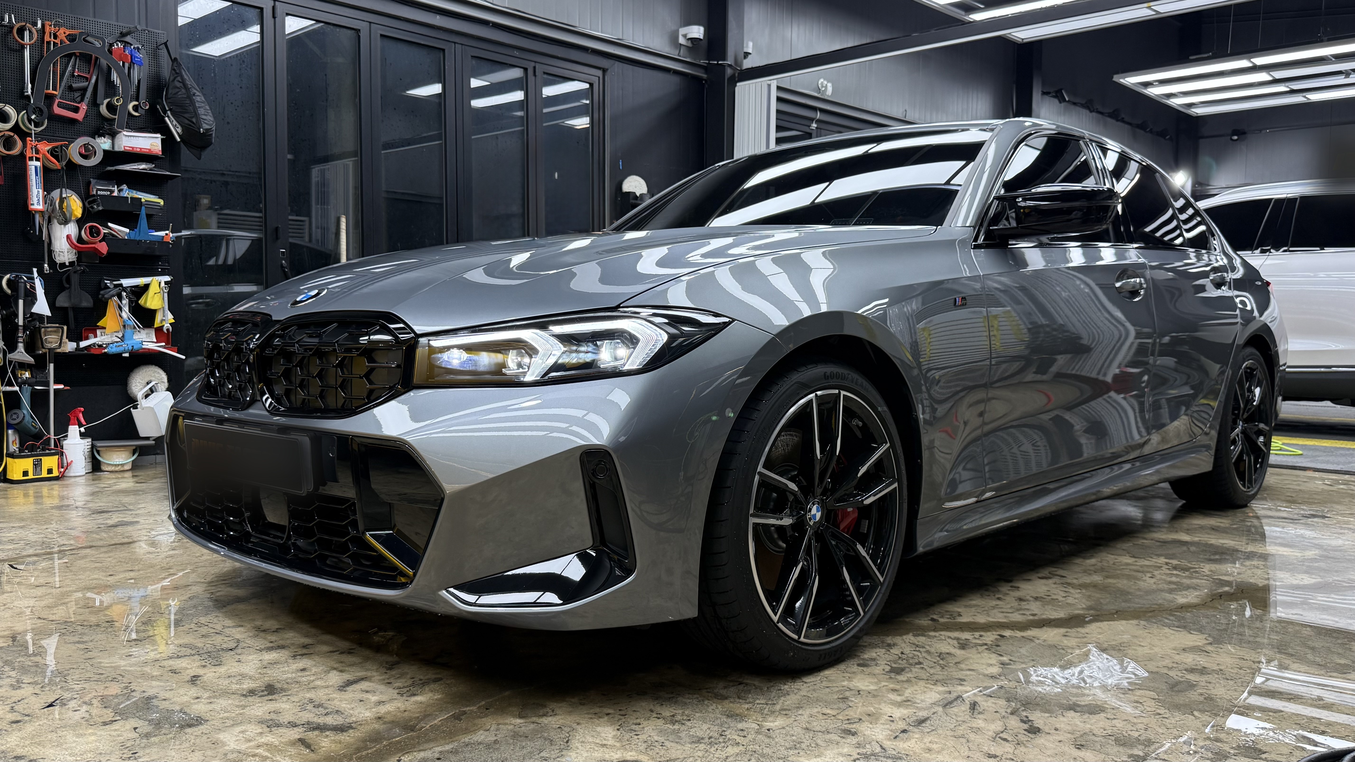 BMW 340i 전체 PPF 시공 완료, 공구 벽 앞 정면 3/4 각도