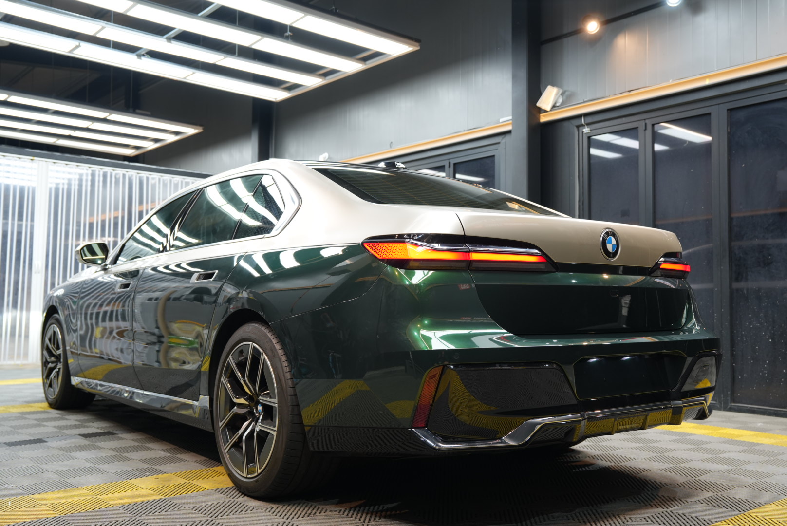 BMW 7시리즈 듀오톤 랩핑과 전체 PPF 시공 완료, 후면 3/4 각도