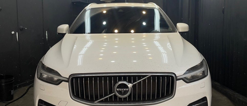 볼보 XC60 유리막코팅 시공 완료, 정면 그릴과 보닛
